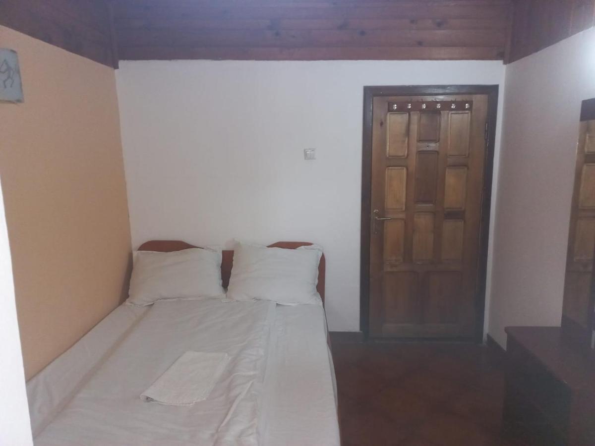 Double Room With Private Bathroom By Osteria Constantino Targoviste Exterior photo