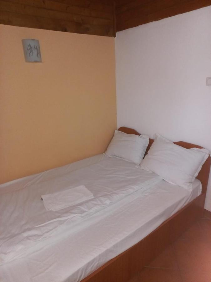 Double Room With Private Bathroom By Osteria Constantino Targoviste Exterior photo