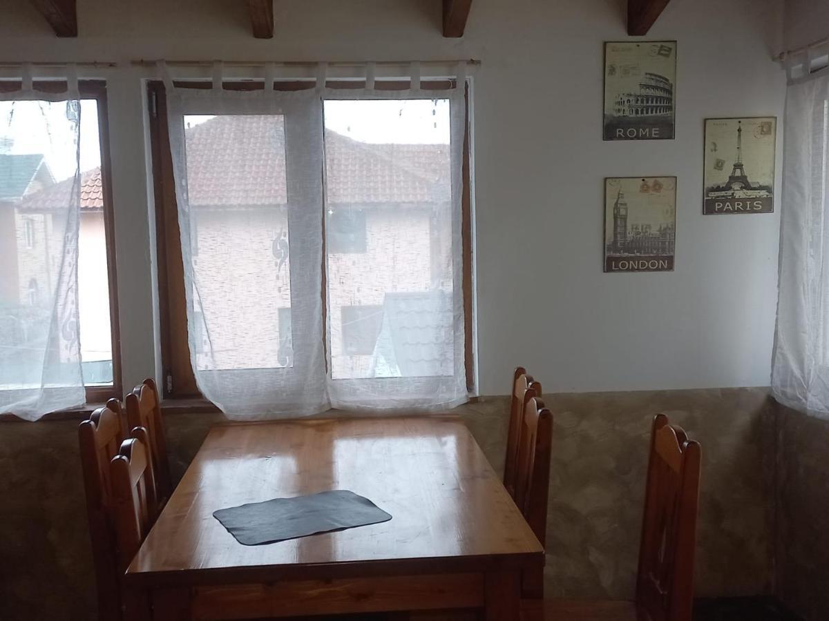Double Room With Private Bathroom By Osteria Constantino Targoviste Exterior photo